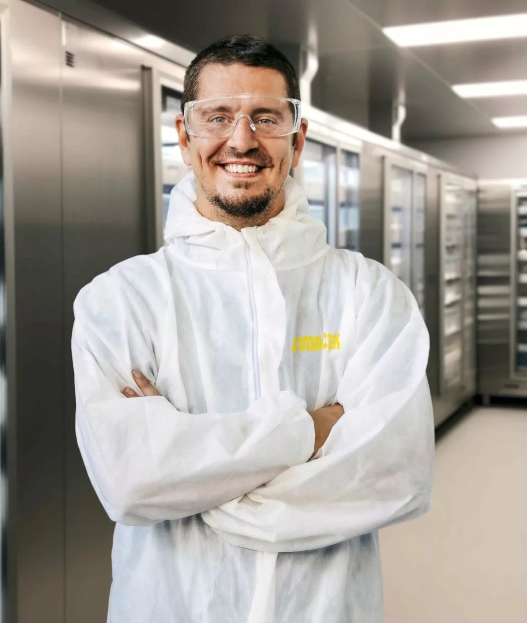 Mann in Overall und mit Schutzbrille