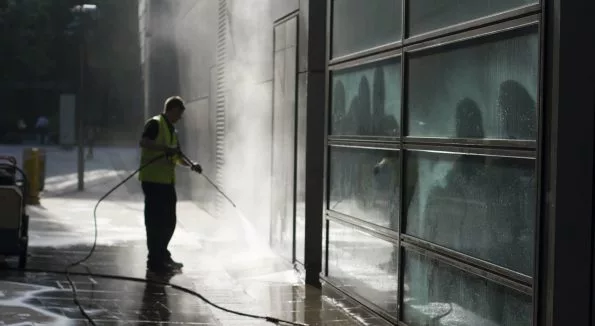 Mann reinigt Fassade