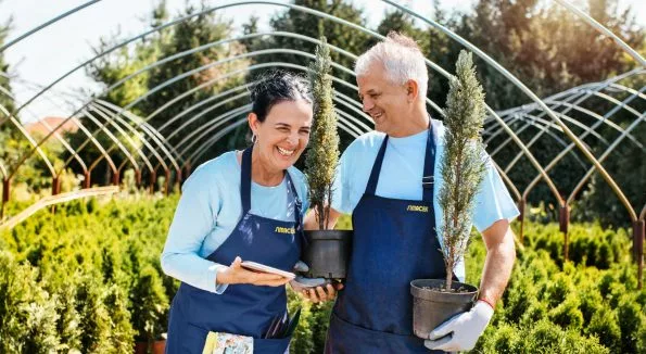 Zwei Menschen arbeiten in der Grünpflege