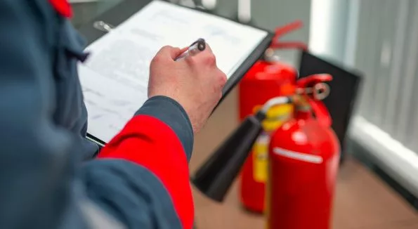 Man füllt Klemmbrett aus, technisches Gebäudemanagement