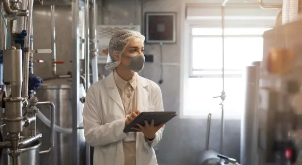 Frau mit Tablet macht technisches Gebäudemanagement