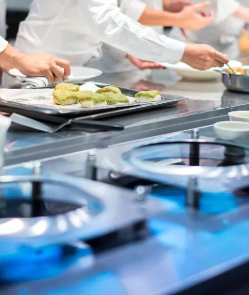 Teller werden angerichtet