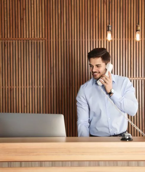 Mitarbeiter am Empfang