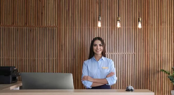 Mitarbeiterin am Empfang