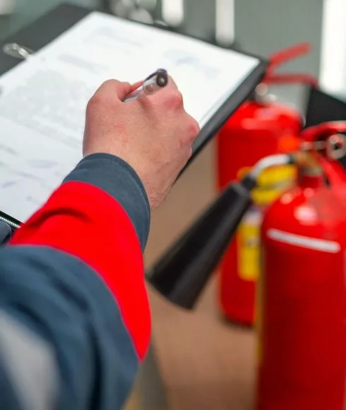 Mann füllt Klemmbrett aus