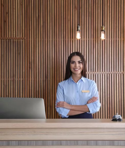 Mitarbeiterin steht am Empfang