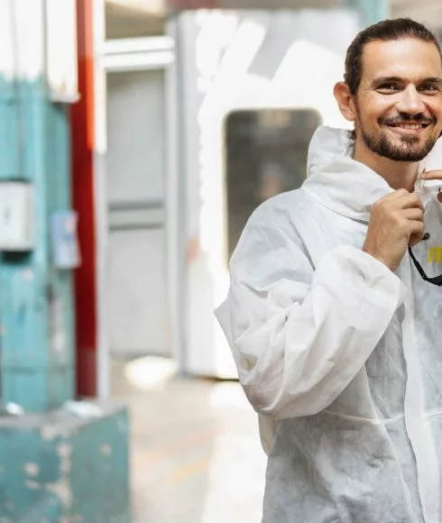 Mann in Overall lächelt