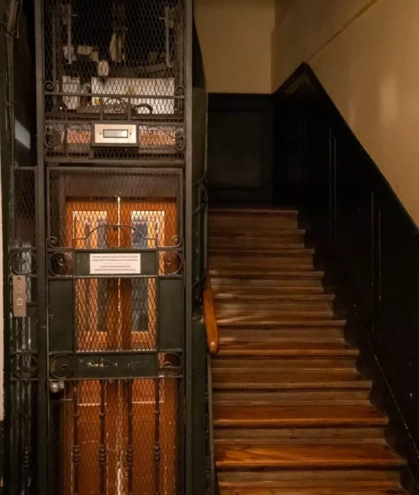 Altertümlicher Fahrstuhl im Treppenhaus