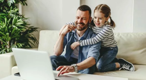Papa und kleine Tochter auf der Couch