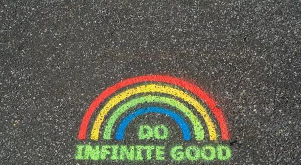 Regenbogen auf der Straße "Do infinite good"