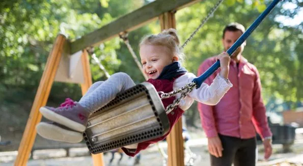kleines Mädchen auf einer Schaukel