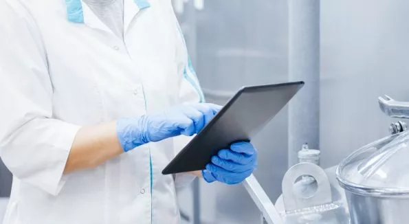 Frau in Labor arbeitet an Tablet