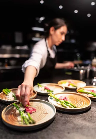 Teller mit Essen werden angerichtet