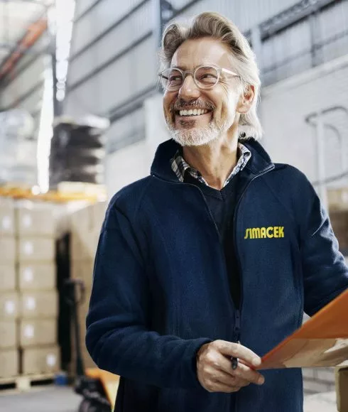 Mann steht in Lagerhalle