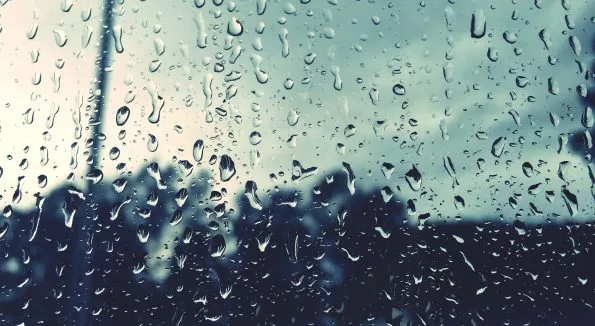 Regentropfen auf Glas