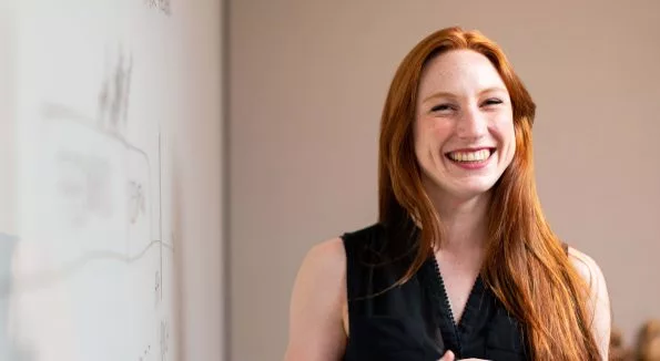 Rothaarige lächelnde Frau