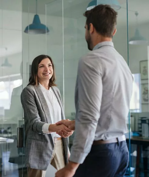 Eine Frau und ein Mann geben sich die Hand.
