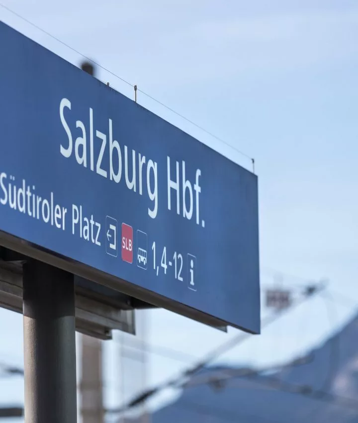 Ortsschild am Bahnsteig