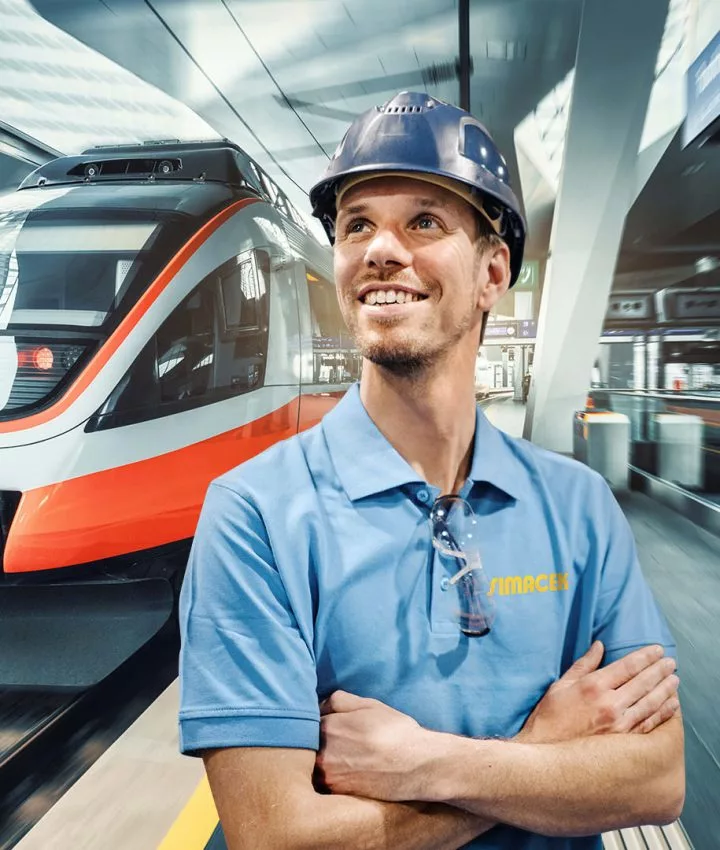 Mann vor Zug am Bahnsteig