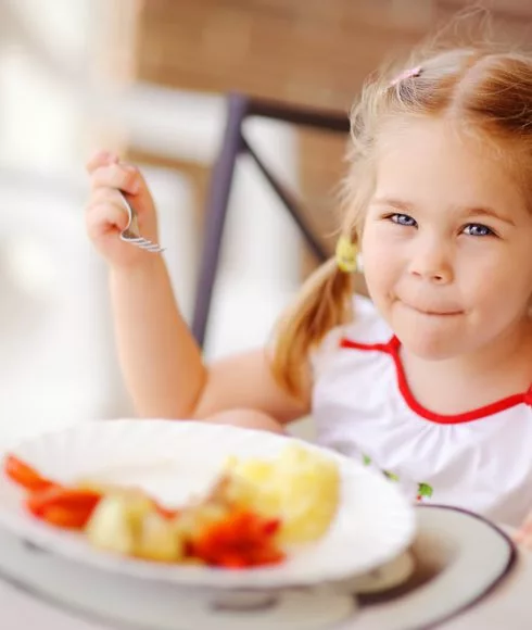 kleines Mädchen beim Essen