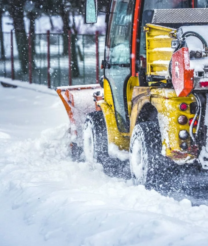 Schneefahrzeug räumt Straße frei
