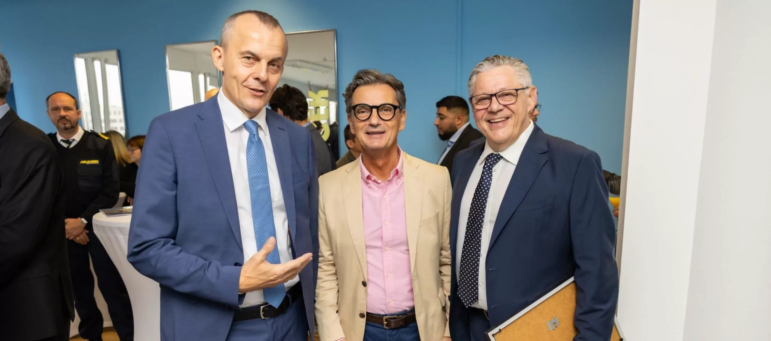 Drei Herren stehen auf Simacek Akademie Eröffnungsfeier